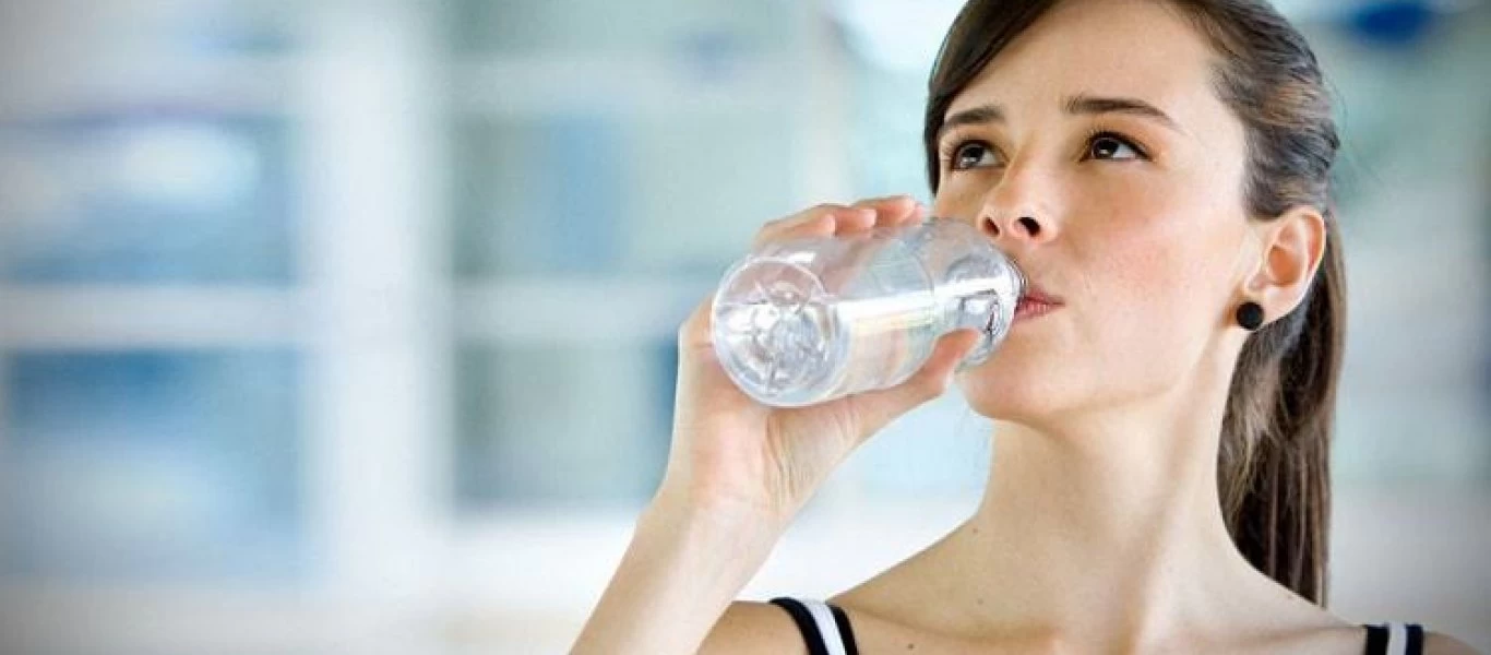 Δείτε τους 4+1 λόγους που πρέπει να πίνετε νερό με άδειο το στομάχι